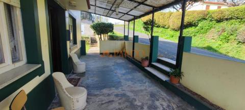 CASA CON DESVÁN Y TERRENO