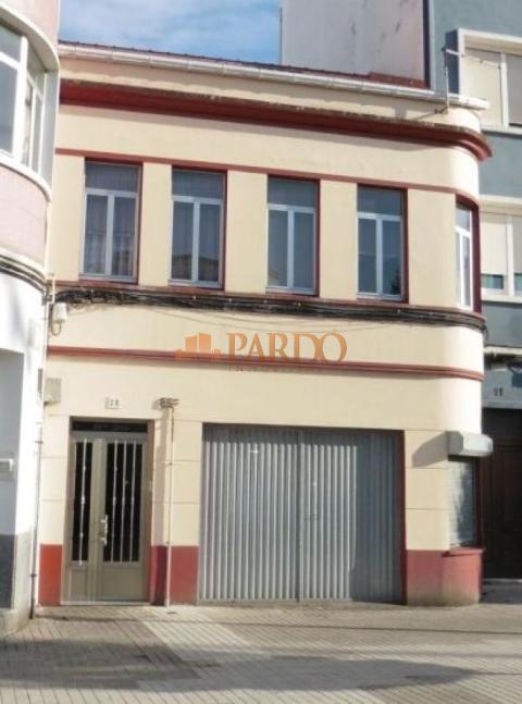 CASA DE 3 PLANTAS EN EL CENTRO DE FERROL CON JARDÍN