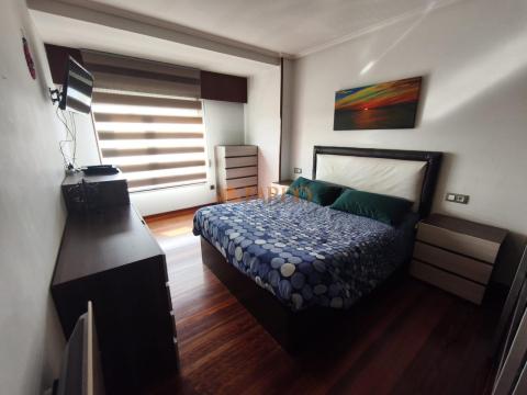 Piso en Freixeiro con ascensor, 3 habitaciones, 2 baños y 2 plazas de garaje y trastero