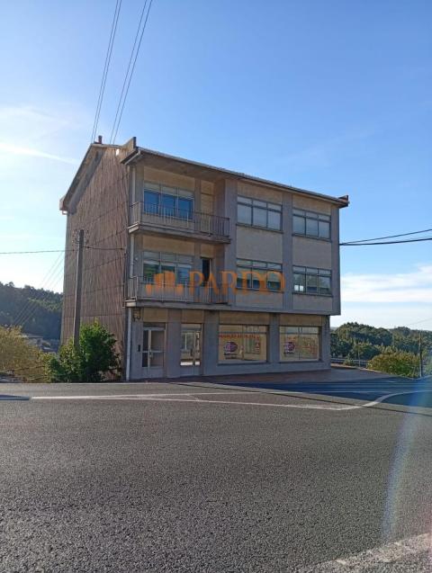 Edificio en Fene situado a tan solo 50 metros del Camino de Santiago Inglés y próximo a los astilleros de Ferrol.